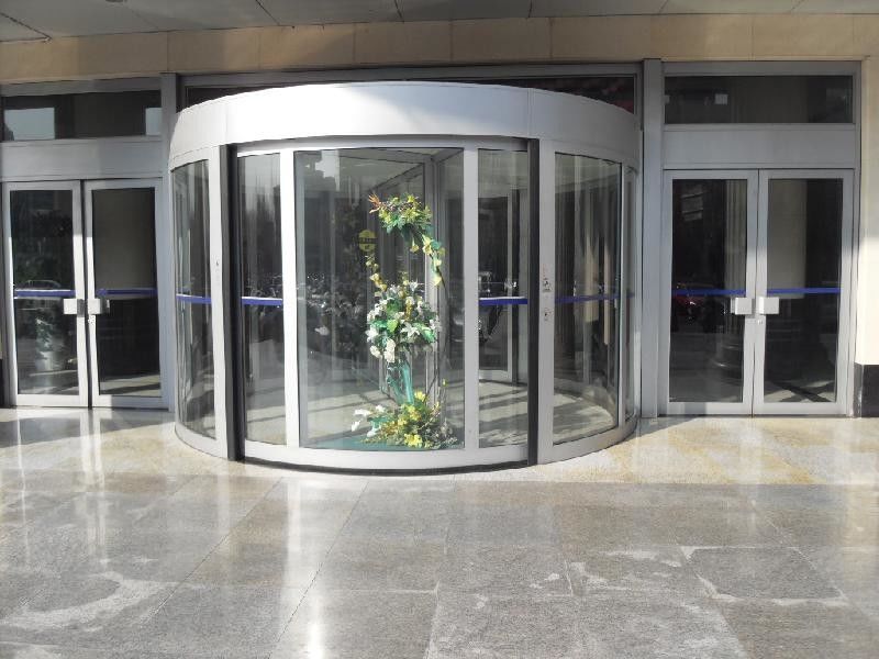Yiwan Two-wing Automatic Revolving Door with Various Surface Decoration Options